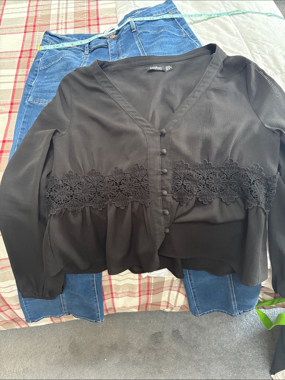Boohoo Black Lace-Trim V-Neck Button-Front Blouse